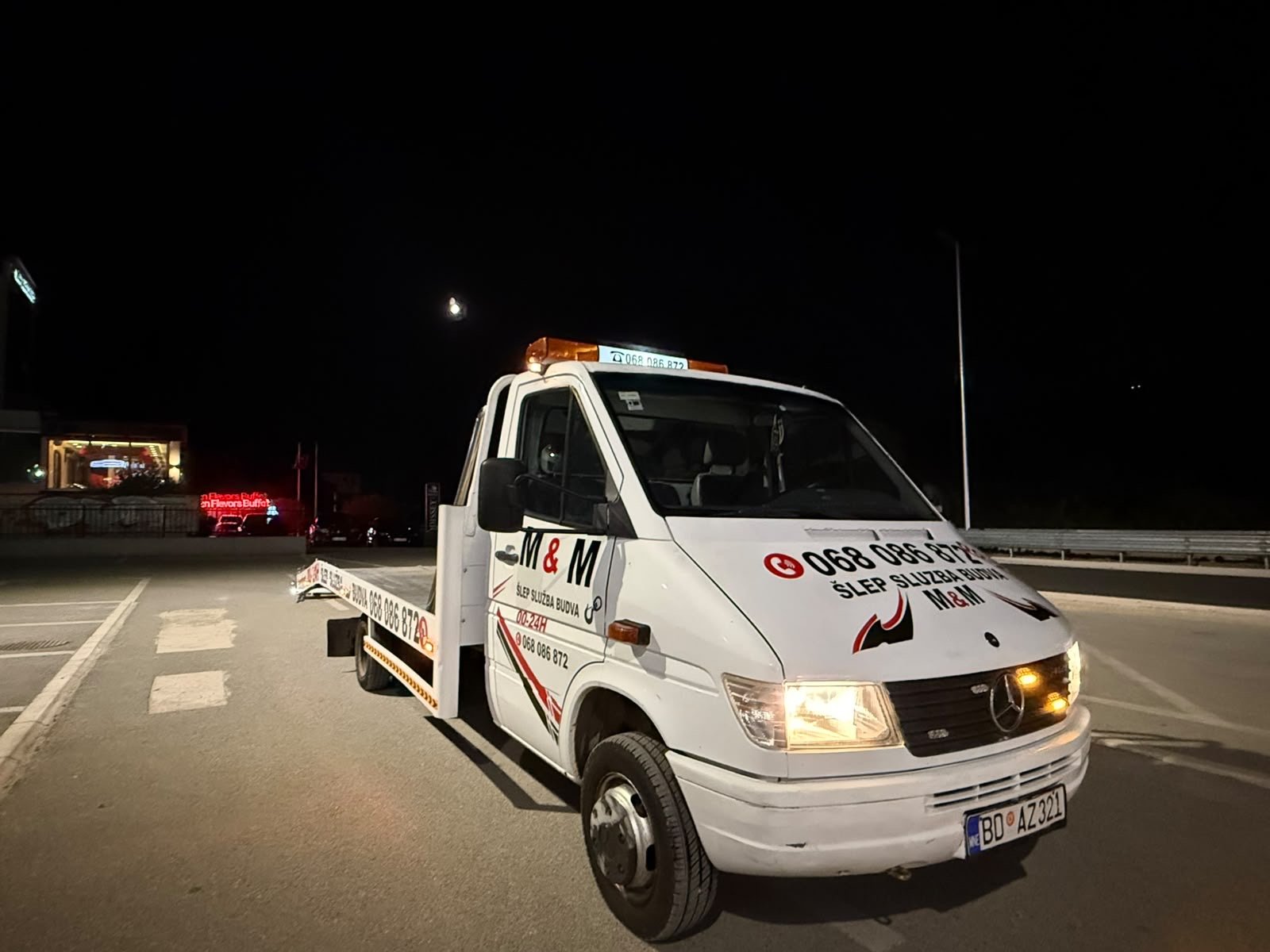 Šlep vozilo M&M Budva sa rotacijom u noćnoj intervenciji